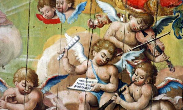 A pintura apresenta quatro anjos tocando diferentes instrumentos musicais. Outros dois anjos aparecem ao fundo.