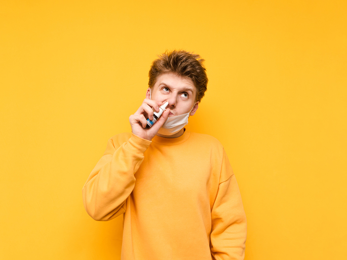 Homem com corrimento nasal.