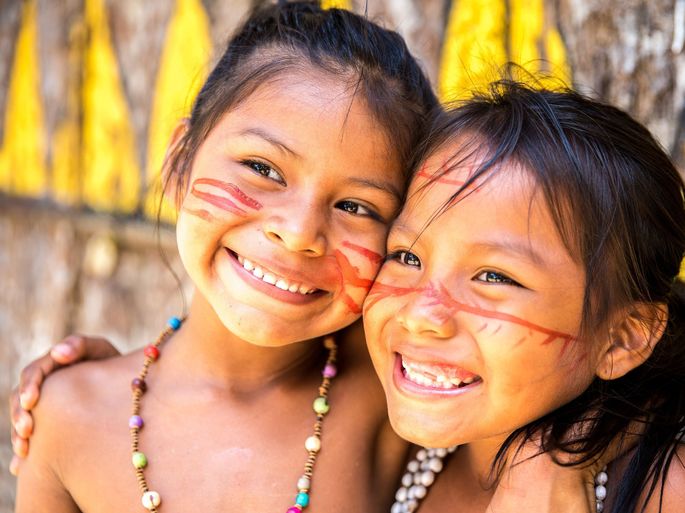 Meninas indígenas abraçadas
